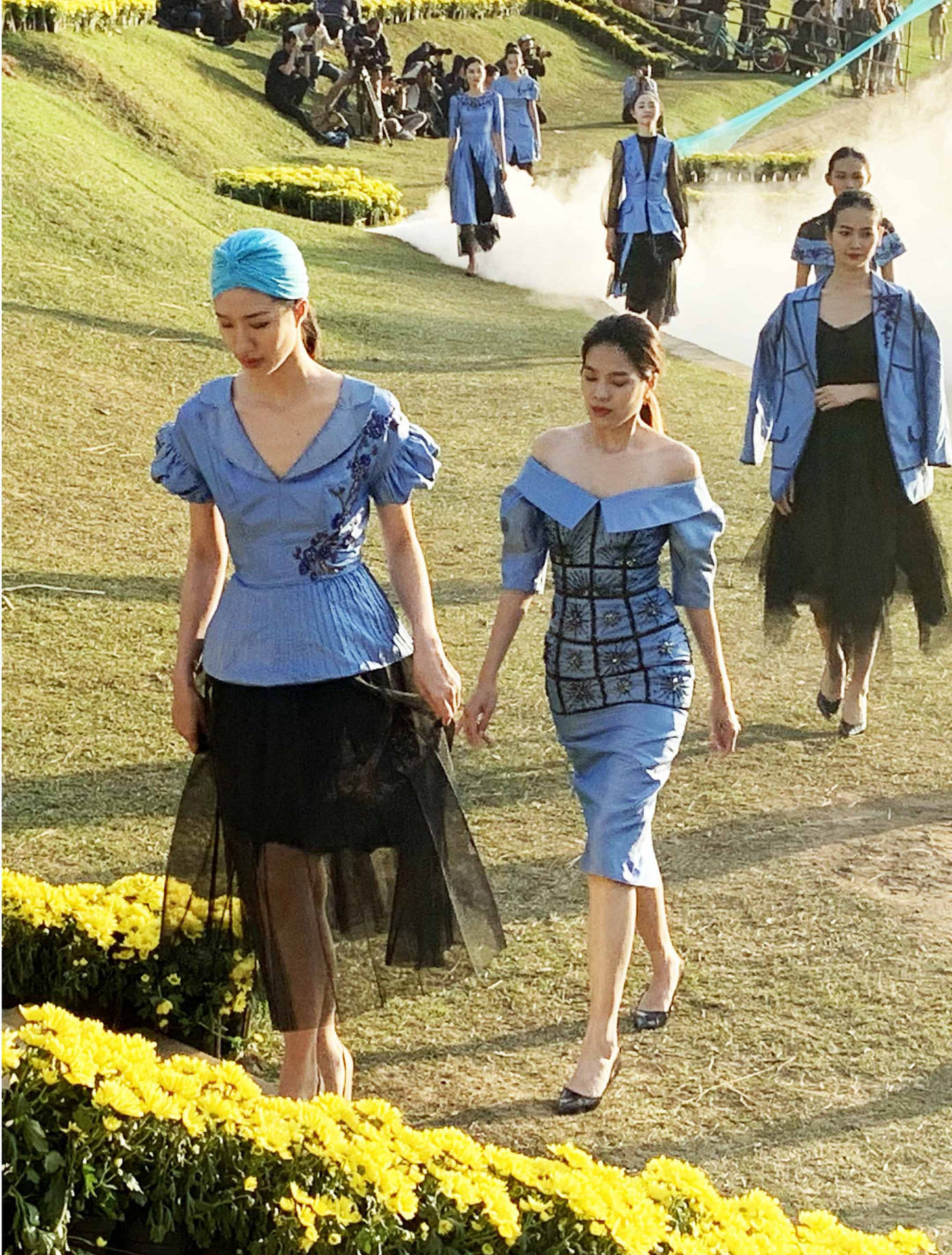 Vẻ đẹp tơ lụa Việt Nam khoe sắc giữa thiên nhiên Đà Lạt huyền ảo ảnh 1