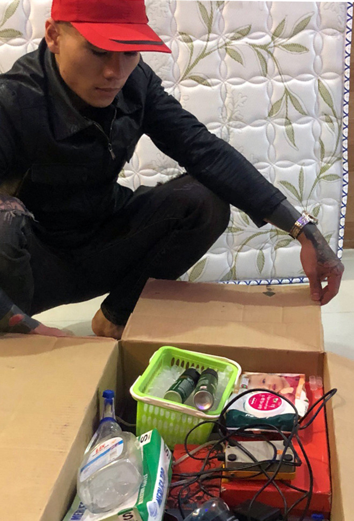 Đang 'chơi' ma túy bị công an phát hiện chứa cả hung khí ảnh 1