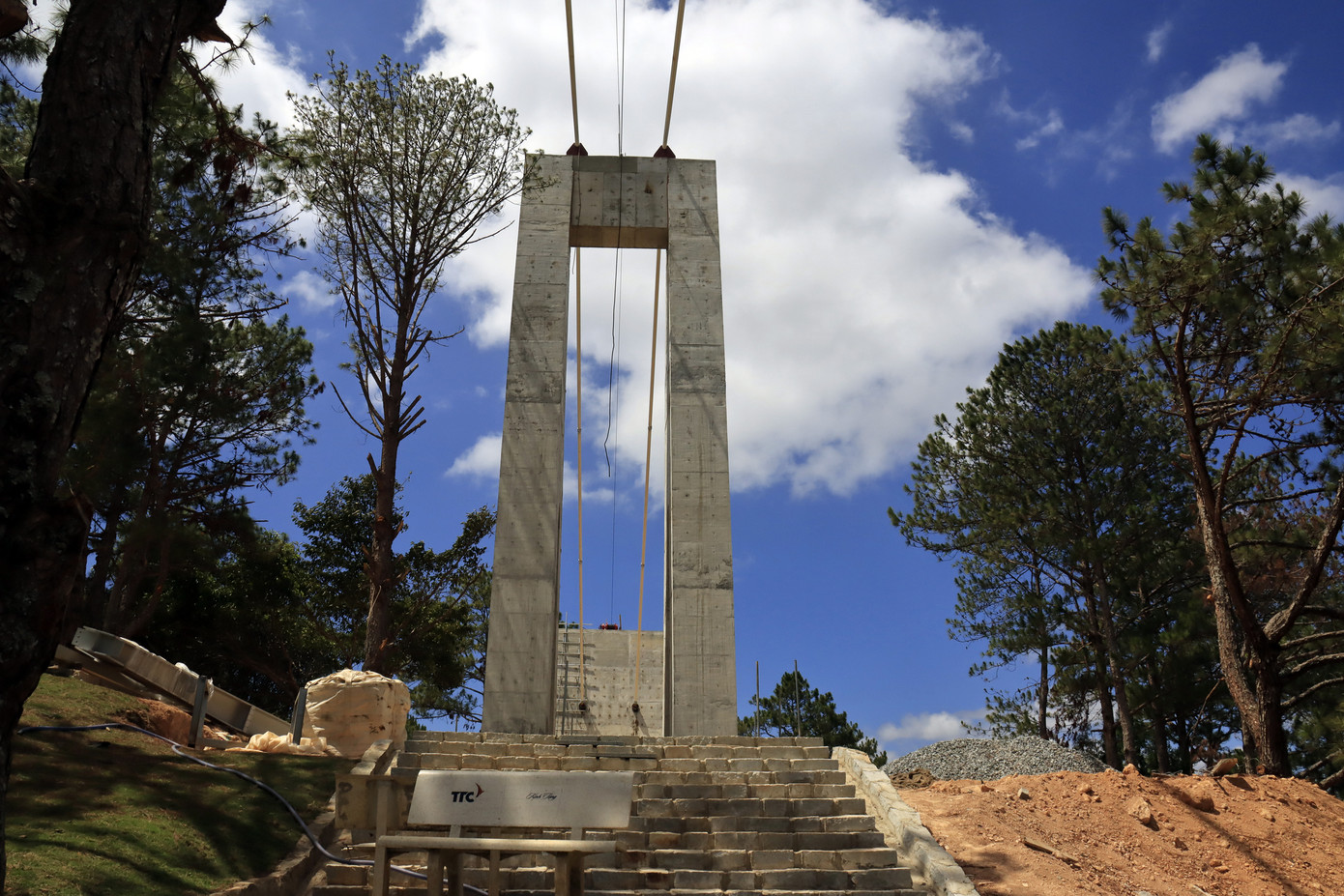 Kiến nghị dỡ cầu kính không phép ở Thung lũng tình yêu ảnh 1