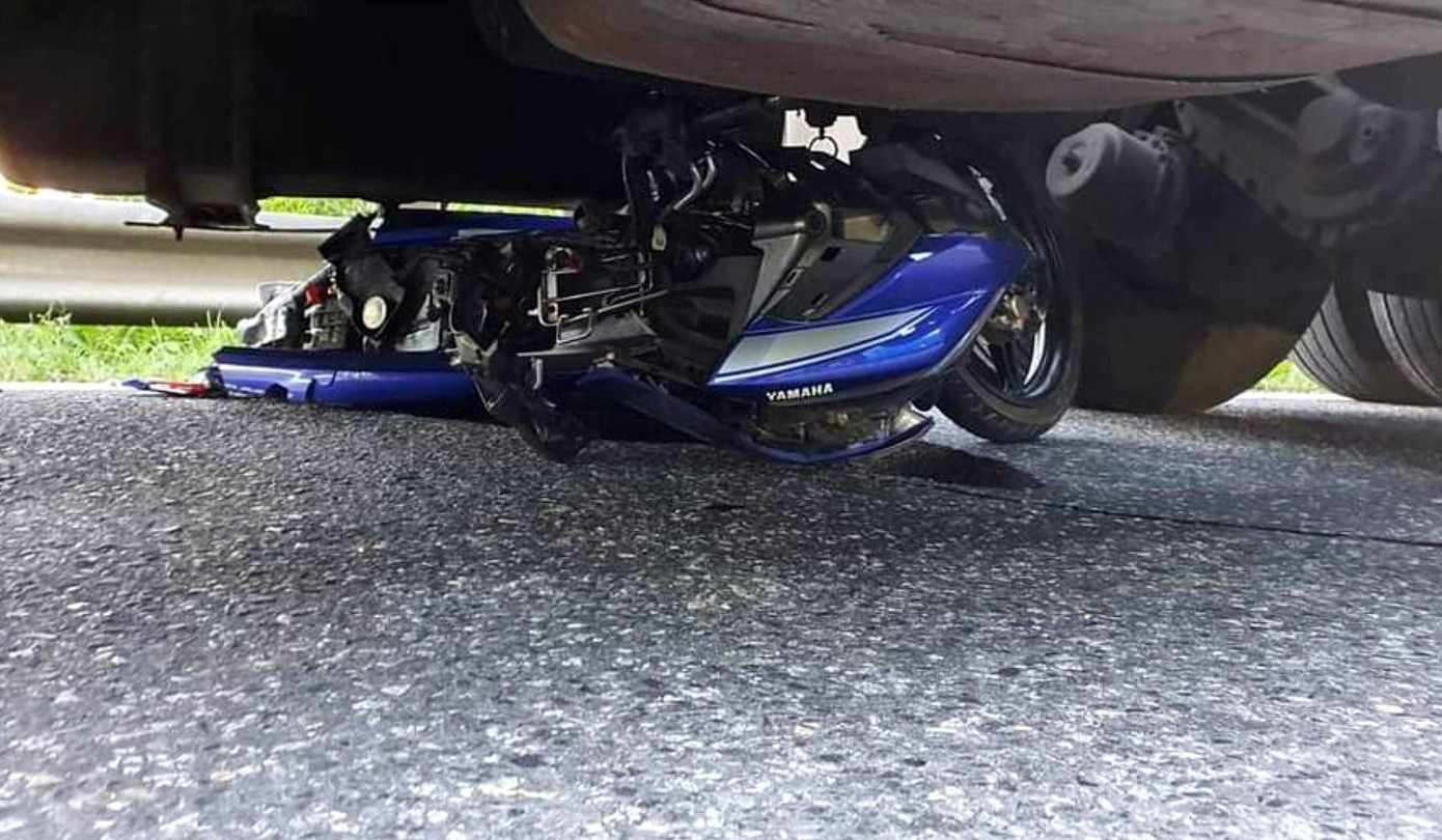 Xe máy lọt gầm xe đầu kéo trên đèo Bảo Lộc, 1 người tử vong ảnh 1