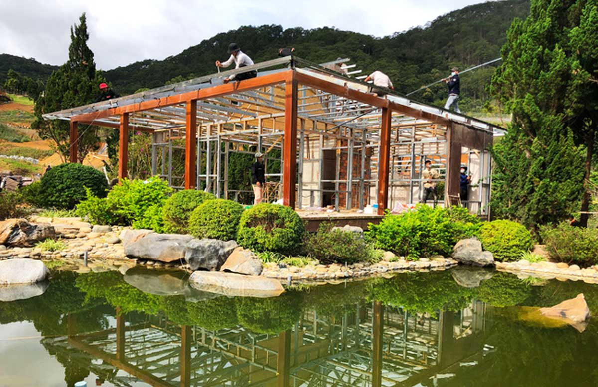  Tháo dỡ 12 căn nhà kiên cố tại ngôi làng 'mọc' chui trên đất rừng ảnh 1