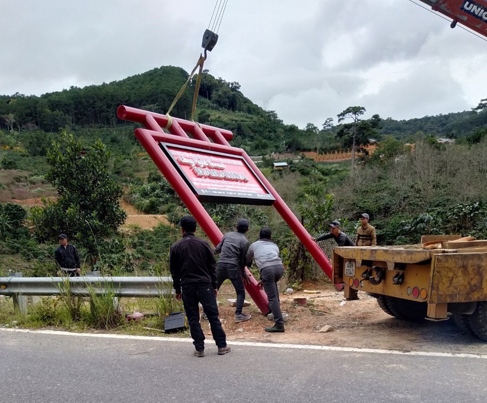  Tháo dỡ 12 căn nhà kiên cố tại ngôi làng 'mọc' chui trên đất rừng ảnh 2