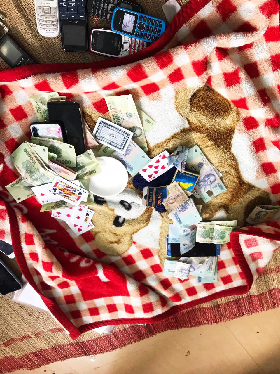 Cụ bà 76 tuổi bị bắt tại 'sới bạc' ảnh 1