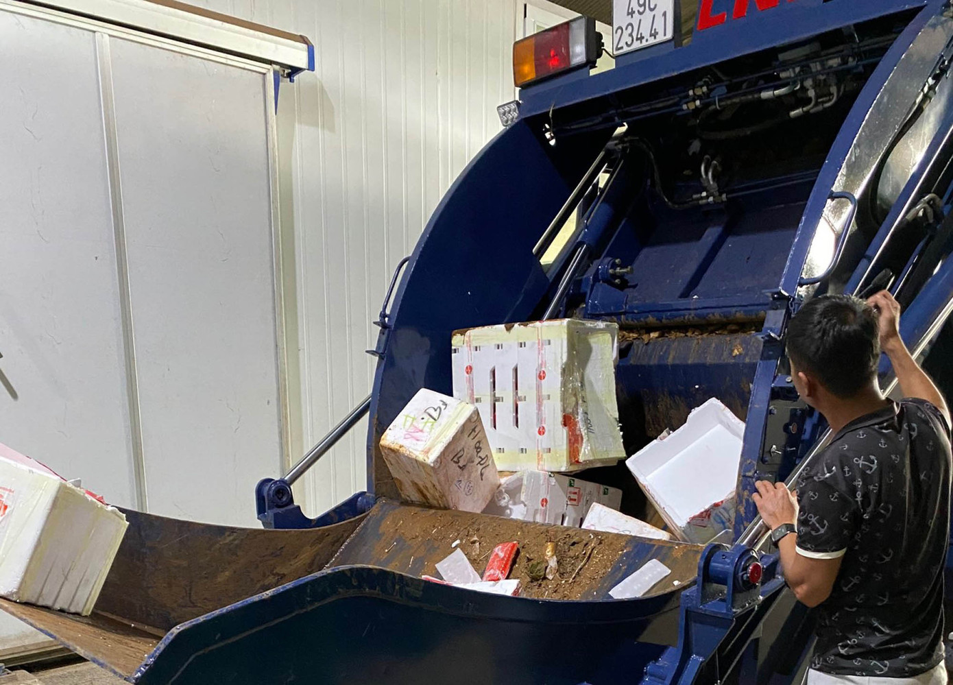 Lâm Đồng tiêu hủy hơn 8,7 tấn dâu tây, nghi nhập từ Trung Quốc ảnh 1