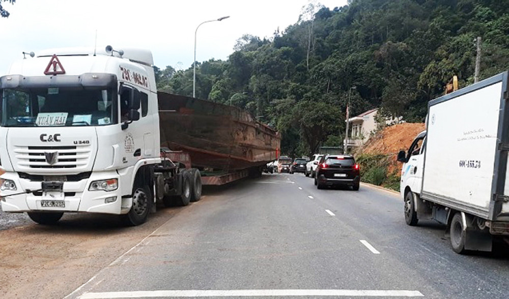 Xe đầu kéo chở thuyền 'khủng' gây tắc nghẽn đèo Bảo Lộc ảnh 2