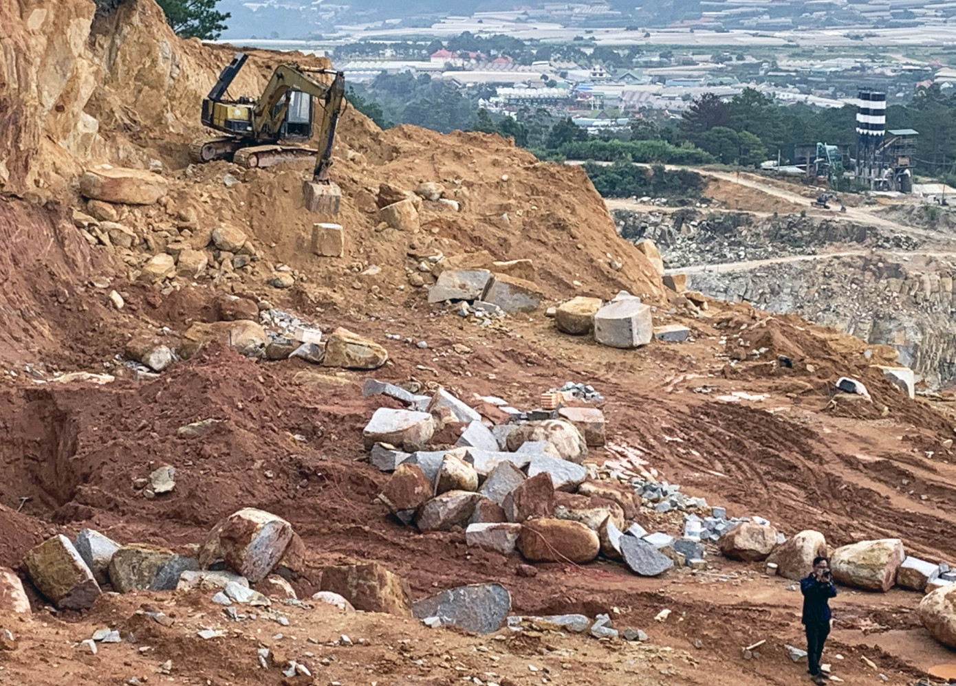 3 công ty cùng khai thác đá, đồi Du Sinh bị ‘xé’ tan hoang ảnh 2