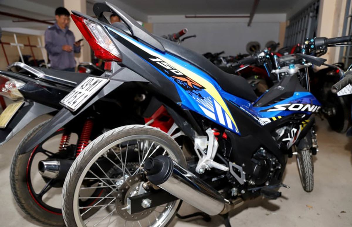 Cảnh sát tung quân vây bắt hàng chục 'quái xế' nẹt pô, lạng lách gây náo loạn trong đêm ảnh 1