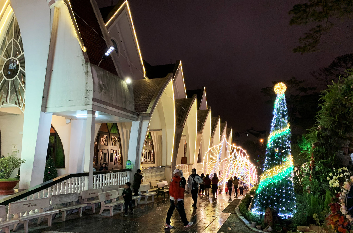 Đà Lạt se lạnh, lung linh rực rỡ trong mùa Giáng sinh ảnh 4