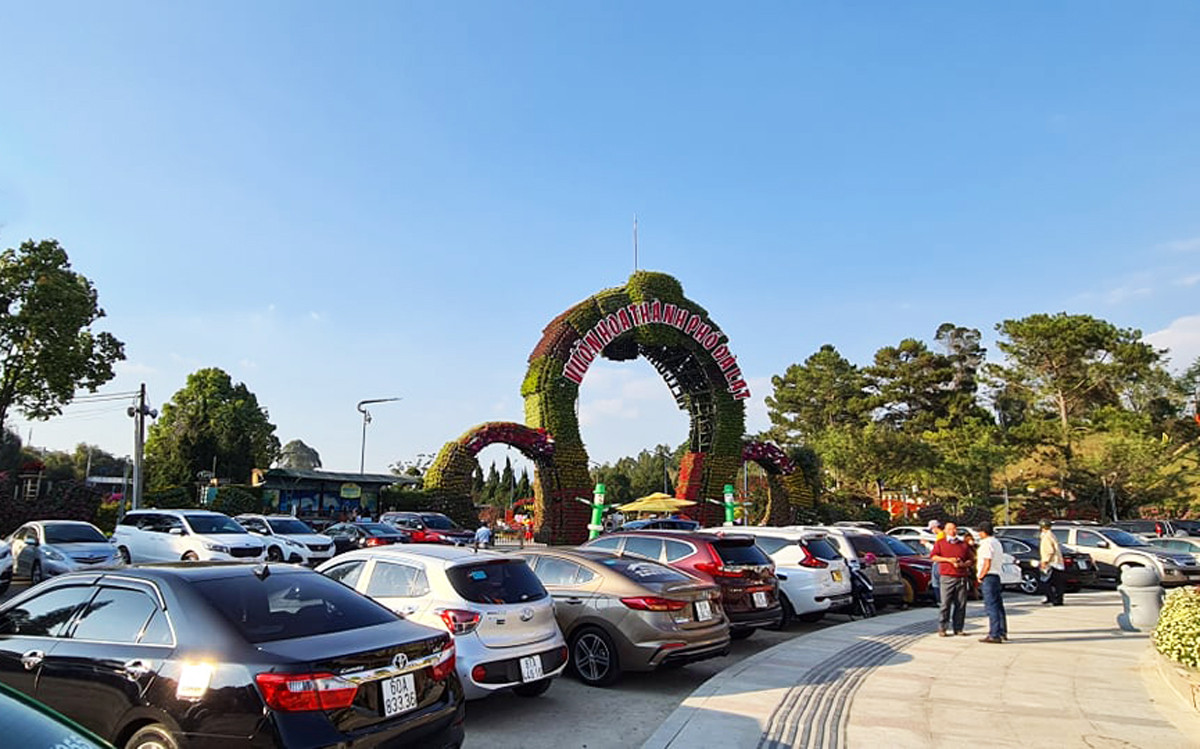 Du khách đổ về Đà Lạt, nhiều người chủ quan với dịch COVID-19 ảnh 2