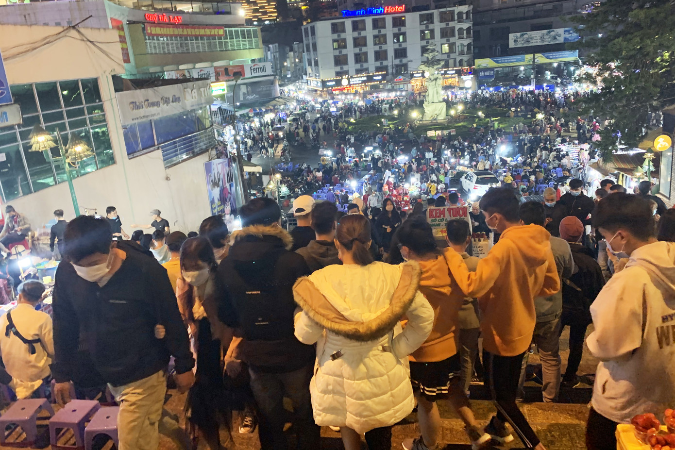 Du khách đổ về Đà Lạt, nhiều người chủ quan với dịch COVID-19 ảnh 4