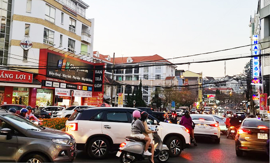 Du khách đổ về Đà Lạt, nhiều người chủ quan với dịch COVID-19 ảnh 1