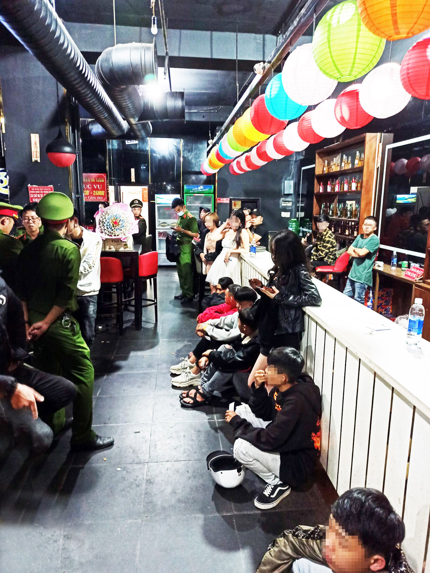 Hàng chục đối tượng ‘bay lắc’ trong club, karaoke giữa đêm khuya ảnh 1