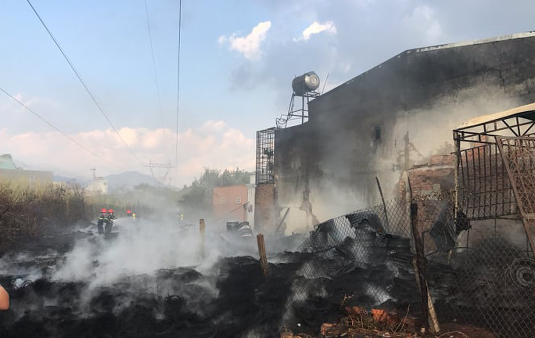 Kho bãi chứa lốp ô tô cháy dữ dội, khu dân cư náo loạn ảnh 3