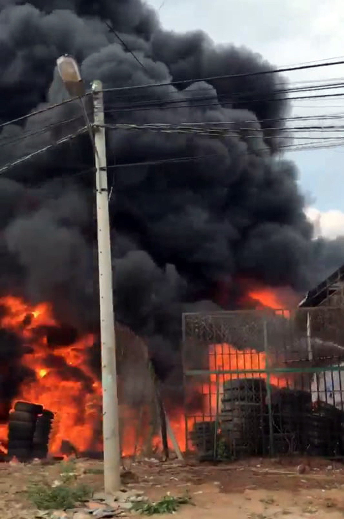 Kho bãi chứa lốp ô tô cháy dữ dội, khu dân cư náo loạn ảnh 1