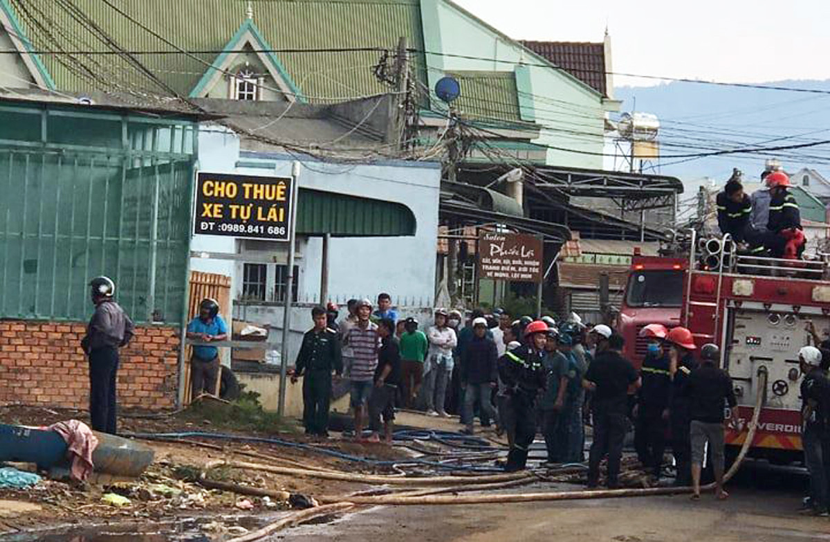 Kho bãi chứa lốp ô tô cháy dữ dội, khu dân cư náo loạn ảnh 2