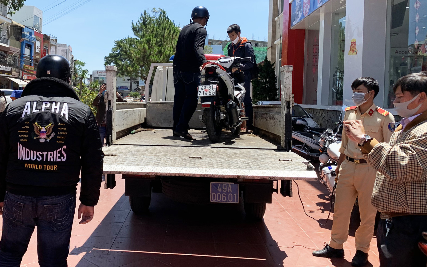 Đạp vào người CSGT khi bị dừng xe vì không đeo khẩu trang ảnh 2