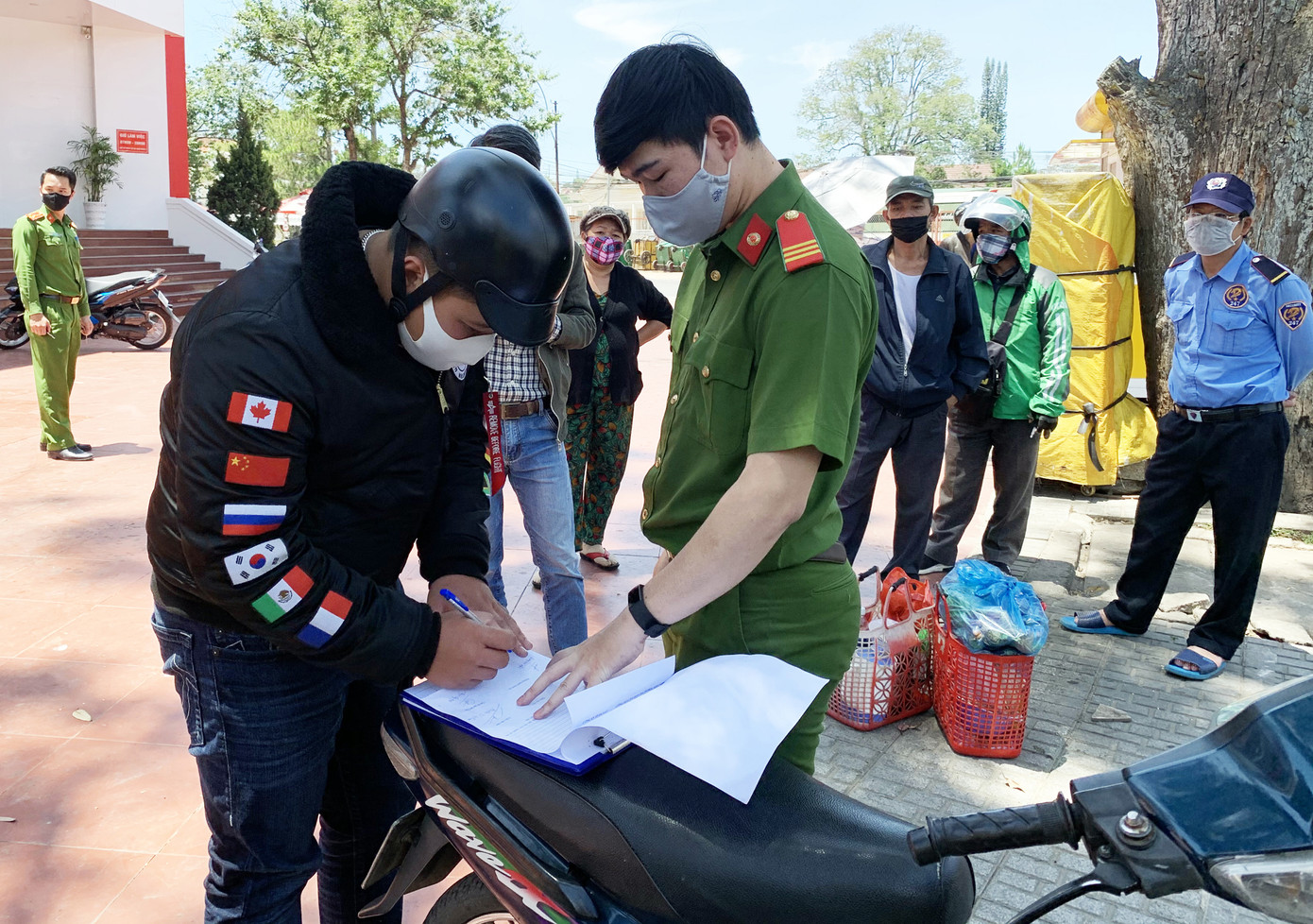 Đạp vào người CSGT khi bị dừng xe vì không đeo khẩu trang ảnh 1