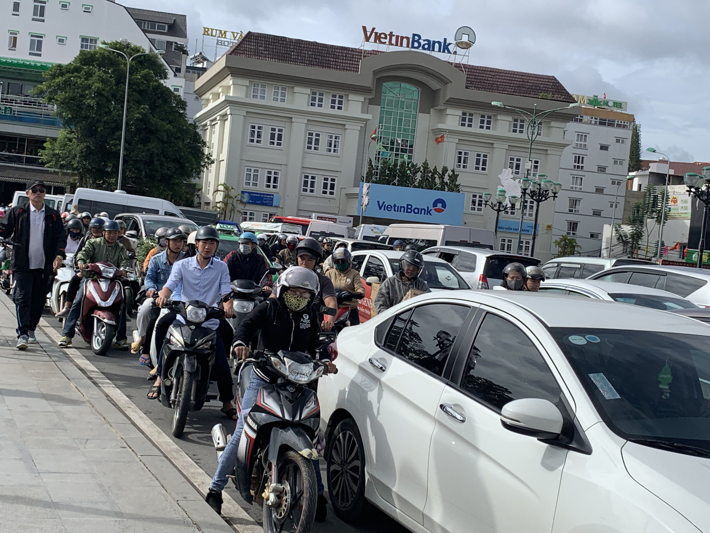 Đề thi hóc búa chống ùn tắc giao thông ở Đà Lạt, giải nhất 1 tỷ đồng ảnh 1