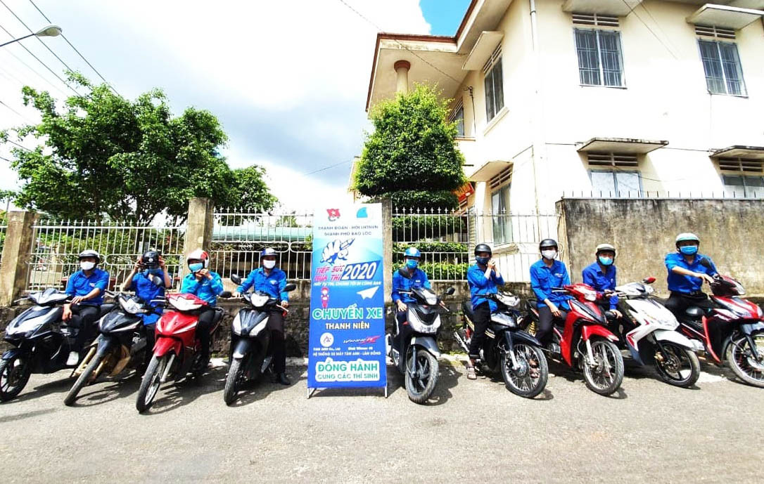 50 chàng trai đội xe tình nguyện đưa đón miễn phí các thí sinh ảnh 1