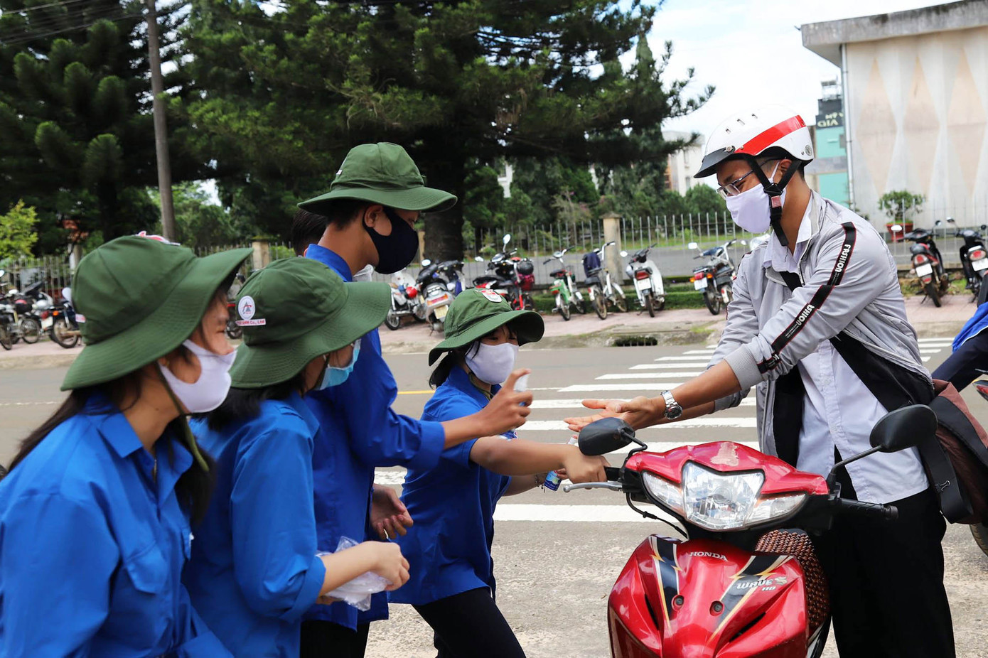 50 chàng trai đội xe tình nguyện đưa đón miễn phí các thí sinh ảnh 2
