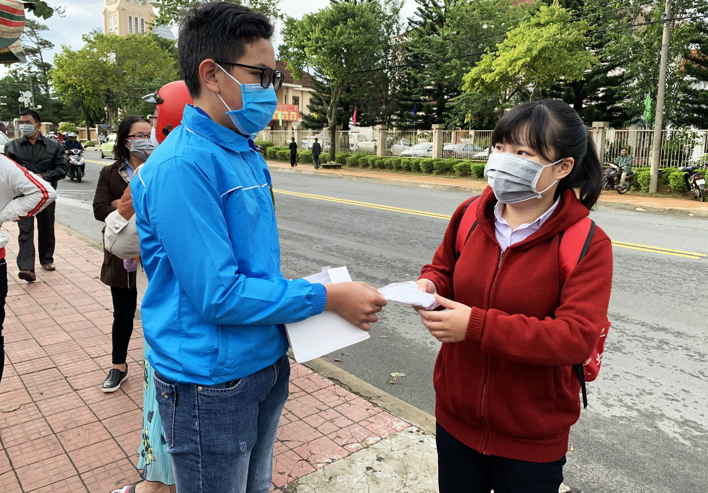 Hàng trăm thí sinh nghèo được hỗ trợ chi phí 'vượt vũ môn“ ảnh 2