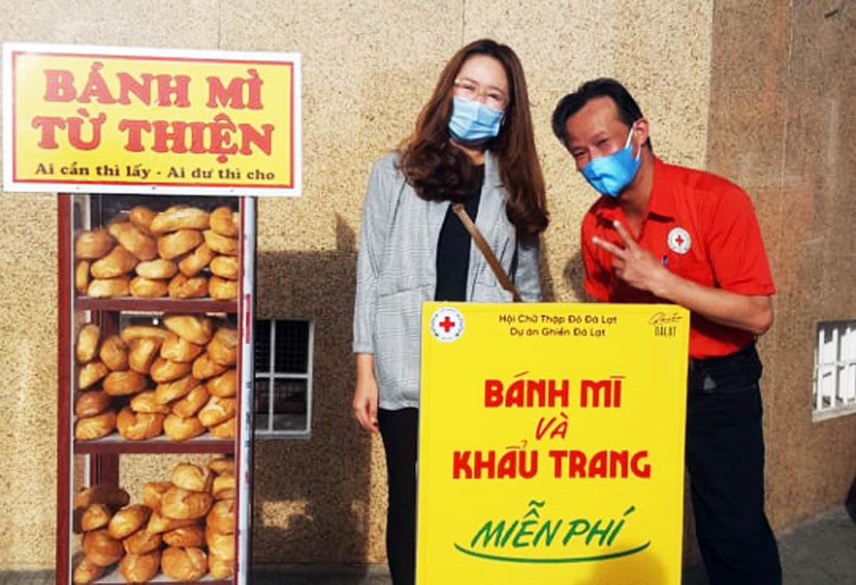Những tủ bánh mì, khẩu trang miễn phí ấm lòng người nghèo ở Đà Lạt ảnh 1