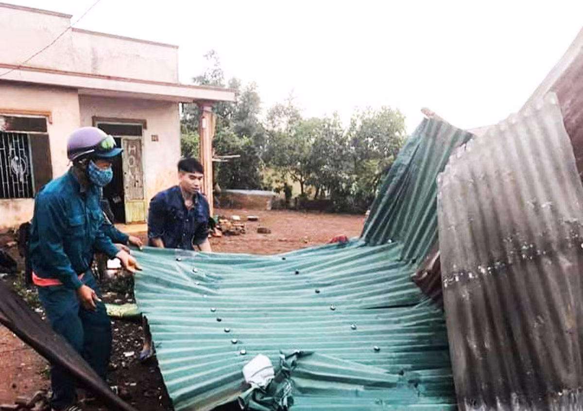 Sét đánh chết 1 người, lốc xoáy thổi bay 70 mái nhà ở Lâm Đồng ảnh 1