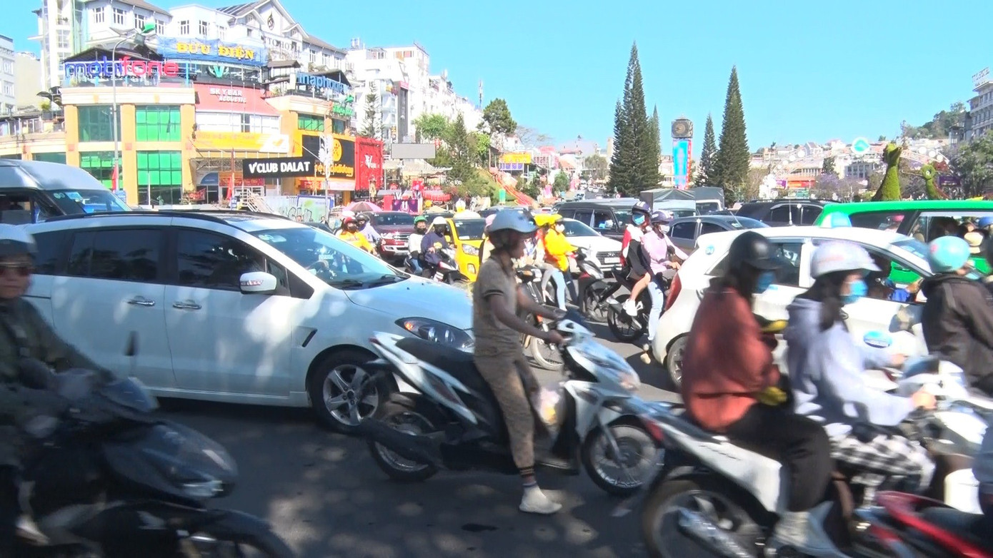 Du khách nườm nượp đổ về Đà Lạt, kẹt xe cục bộ ở nhiều tuyến đường ảnh 2