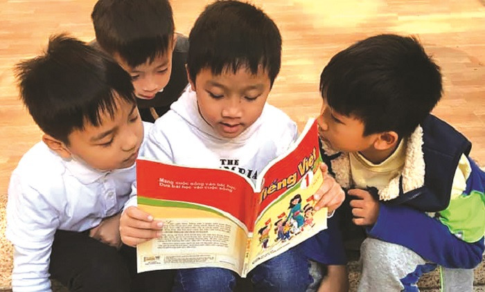 Tuy vậy, trong quá trình thực hiện chương trình phổ thông mới, bộ sách giáo khoa mới của học sinh lớp 1 gây tranh cãi khi có những nội dung không phù hợp và khó tiếp thu. Sự kiện giáo dục nổi bật 2020: Tự hào teen Việt vượt qua những thử thách chưa từng có ảnh 7