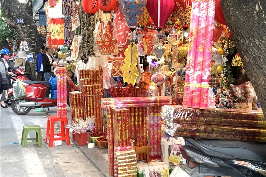 Các cửa hàng bày bán các loại pháo giấy, không bày bán các loại pháo hoa, pháo có thuốc nổ (Ảnh: Lao Động) Hết mua pháo trên mạng lại học YouTube tự chế pháo, nhiều bạn trẻ vào viện hoặc bị phạt nặng ảnh 6