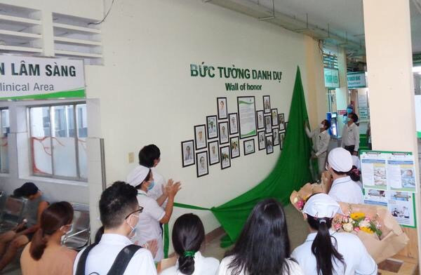 ‘Bức tường danh dự’ vinh danh nhân viên y tế ảnh 1