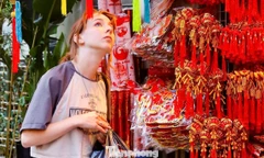 Khách Tây thích thú trải nghiệm không khí Tết sớm trên phố Hàng Mã