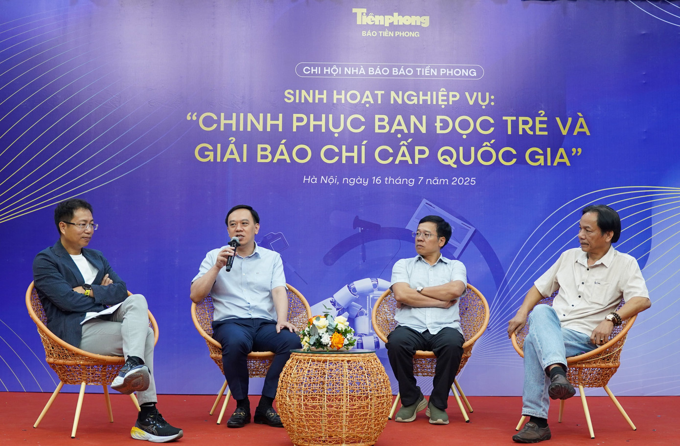 Các đại biểu khách mời giao lưu trên sân khấu (từ phải qua trái): Nhà báo Lê Minh Toản - Phó Tổng Biên tập Báo Tiền Phong, Nhà báo Đỗ Doãn Hoàng, Nhà báo Ngô Việt Anh, Nhà báo Phạm Đình Thắng - Thư ký chi hội Nhà báo Báo Tiền Phong. dsc00422-min.jpg