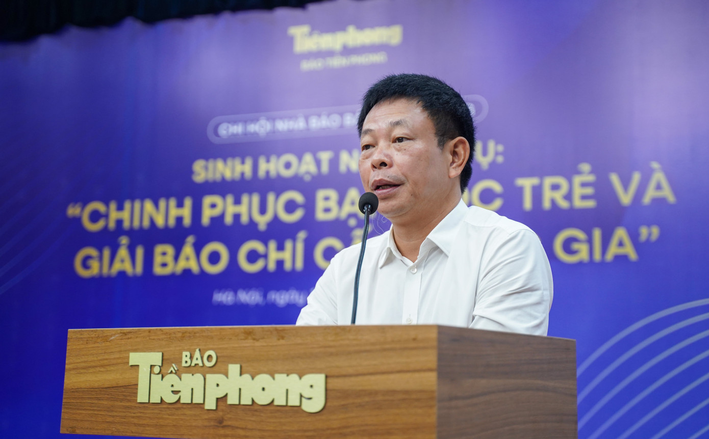 Nhà báo Phùng Công Sưởng - Tổng Biên tập Báo Tiền Phong - phát biểu khai mạc buổi sinh hoạt nghiệp vụ. dsc00101-min.jpg