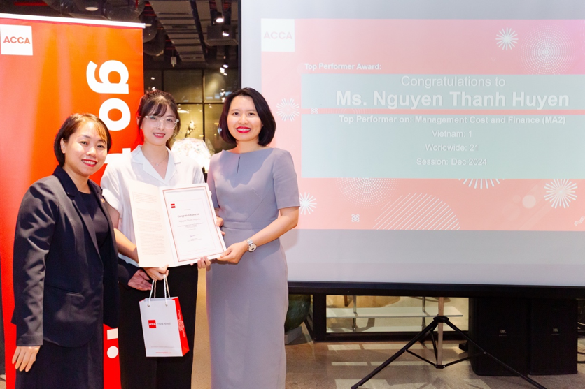 Thanh Huyền được trao chứng nhận đạt thành tích cao của Hiệp hội Kế toán Kiểm toán Anh Quốc (ACCA). huyen-1.png