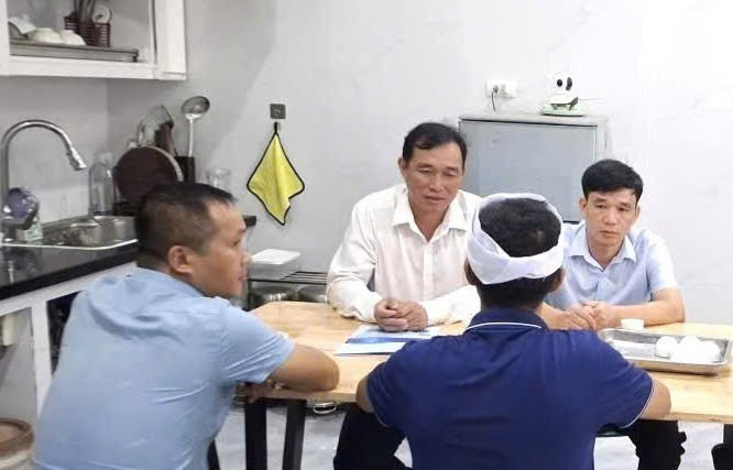 Tiến sĩ Đỗ Văn Đỉnh – Phó Bí thư Đảng uỷ, Phó Hiệu trưởng Trường Đại học Sao Đỏ (ngoài cùng bên trái, hàng sau) và các đại diện Nhà trường, chia buồn với bạn N.H.P và người thân. lat-tau.jpg
