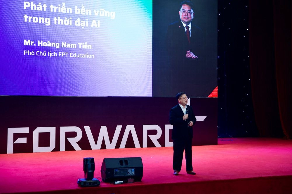 Ông Hoàng Nam Tiến chia sẻ tại Đại hội Sales và Marketting toàn quốc VSMCamp. tien-2.jpg