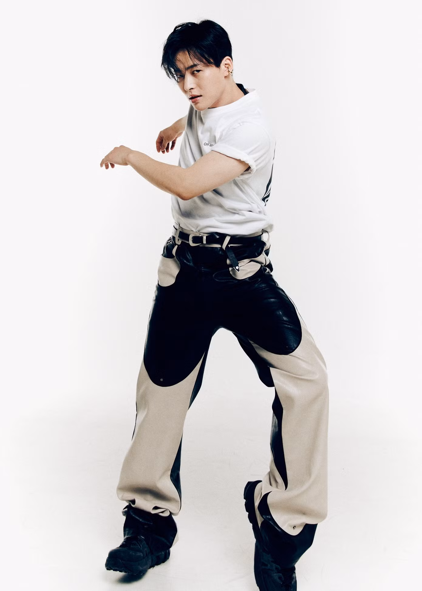 bien-dao-vu-cong-han-quoc-koo-young-back.jpg