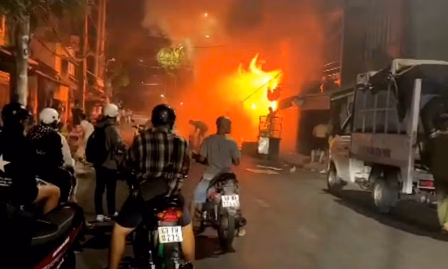 Cháy vựa phế liệu trong đêm