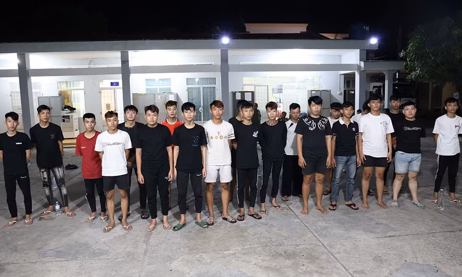 Hàng chục thanh thiếu niên hỗn chiến bằng dao, bom xăng lúc rạng sáng