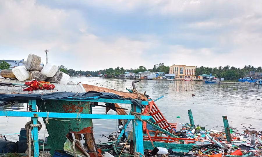 Nổ tàu cá khi bơm dầu tại An Giang, 5 người bị thương