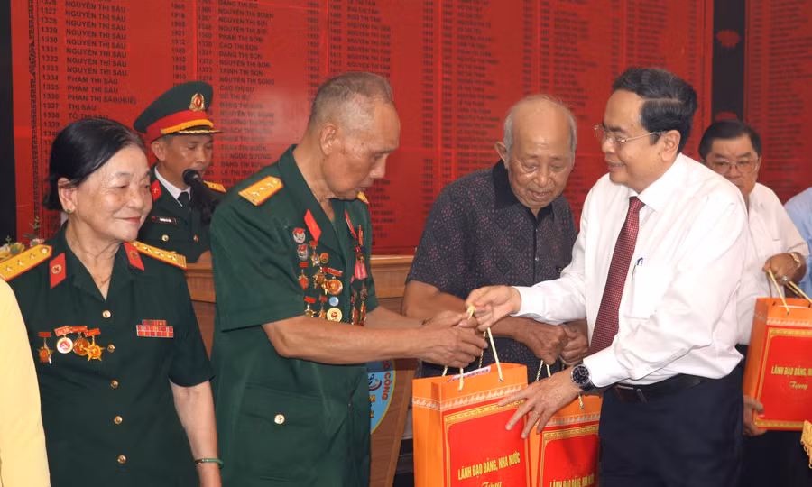 Chủ tịch Quốc hội thăm, tặng quà gia đình chính sách ở An Giang