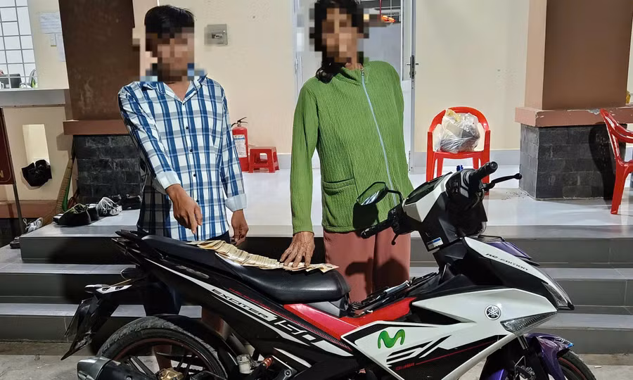 Bắt giữ hai mẹ con cướp giật tiền của người bán vé số dạo