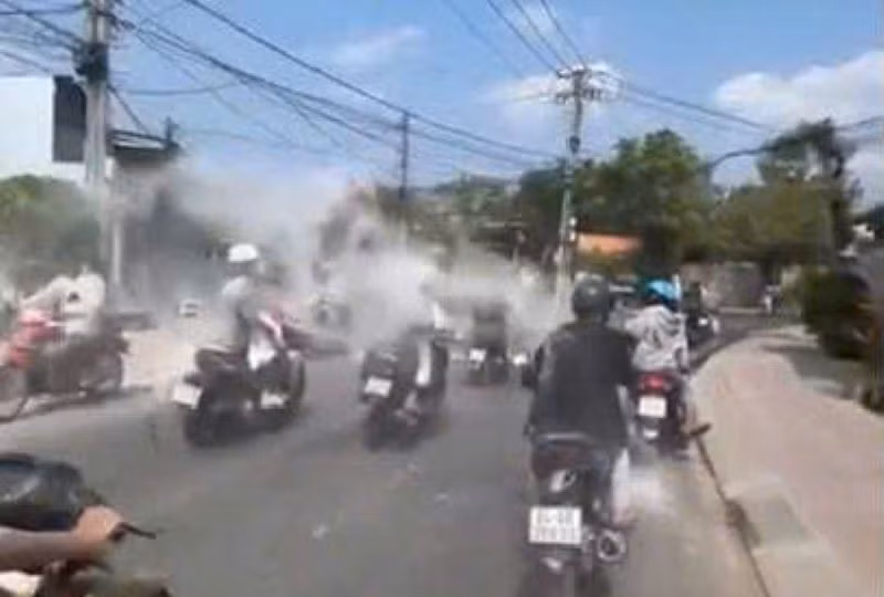 Xác minh nhóm thanh niên chạy xe, ném bột mù mịt trên đường