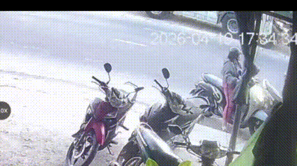 CLIP: Người đàn ông dùng dép đánh tới tấp một phụ nữ trên đường