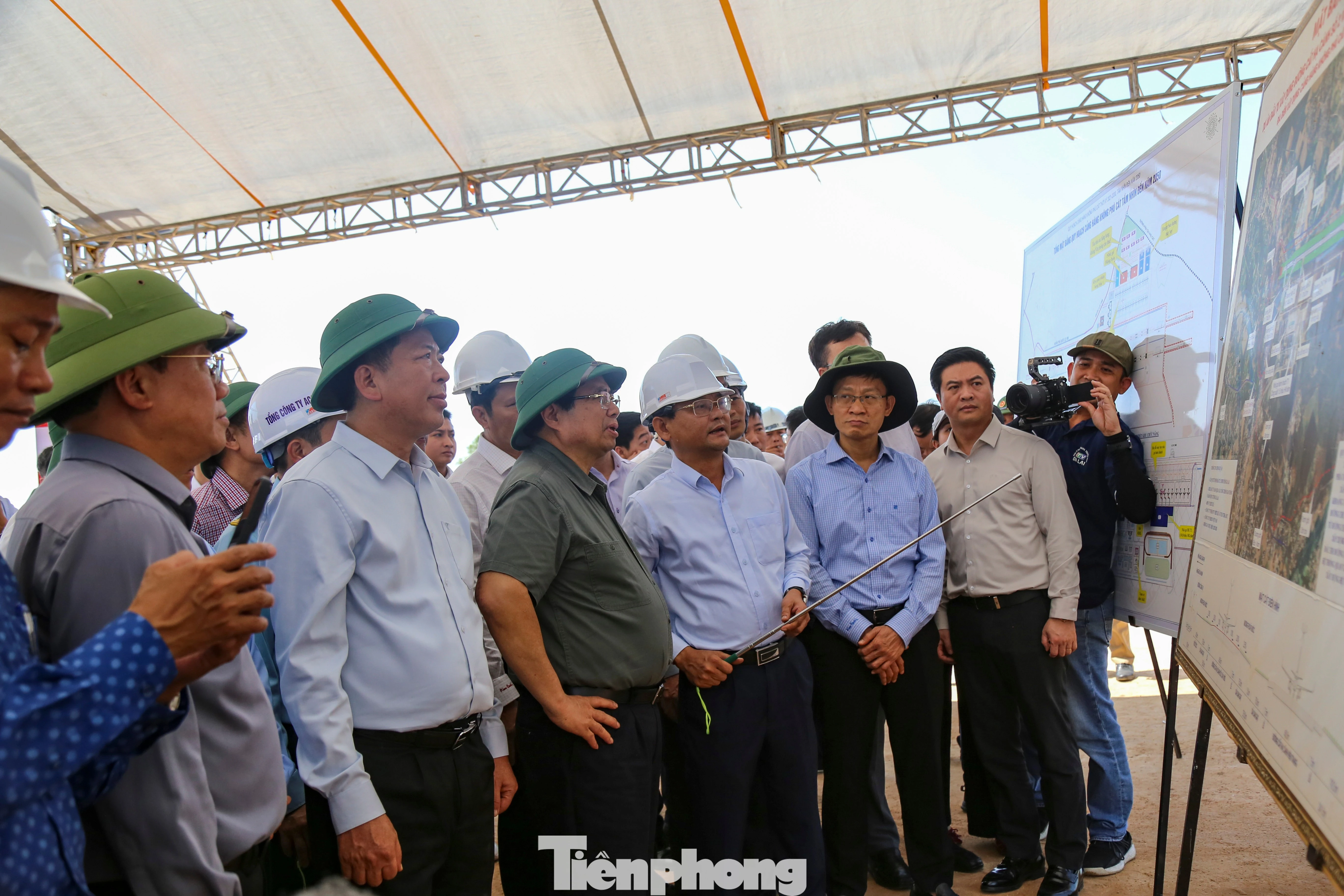 Thủ tướng kiểm tra dự án sân bay Phù Cát, biểu dương nỗ lực '3 ca, 4 kíp' của địa phương