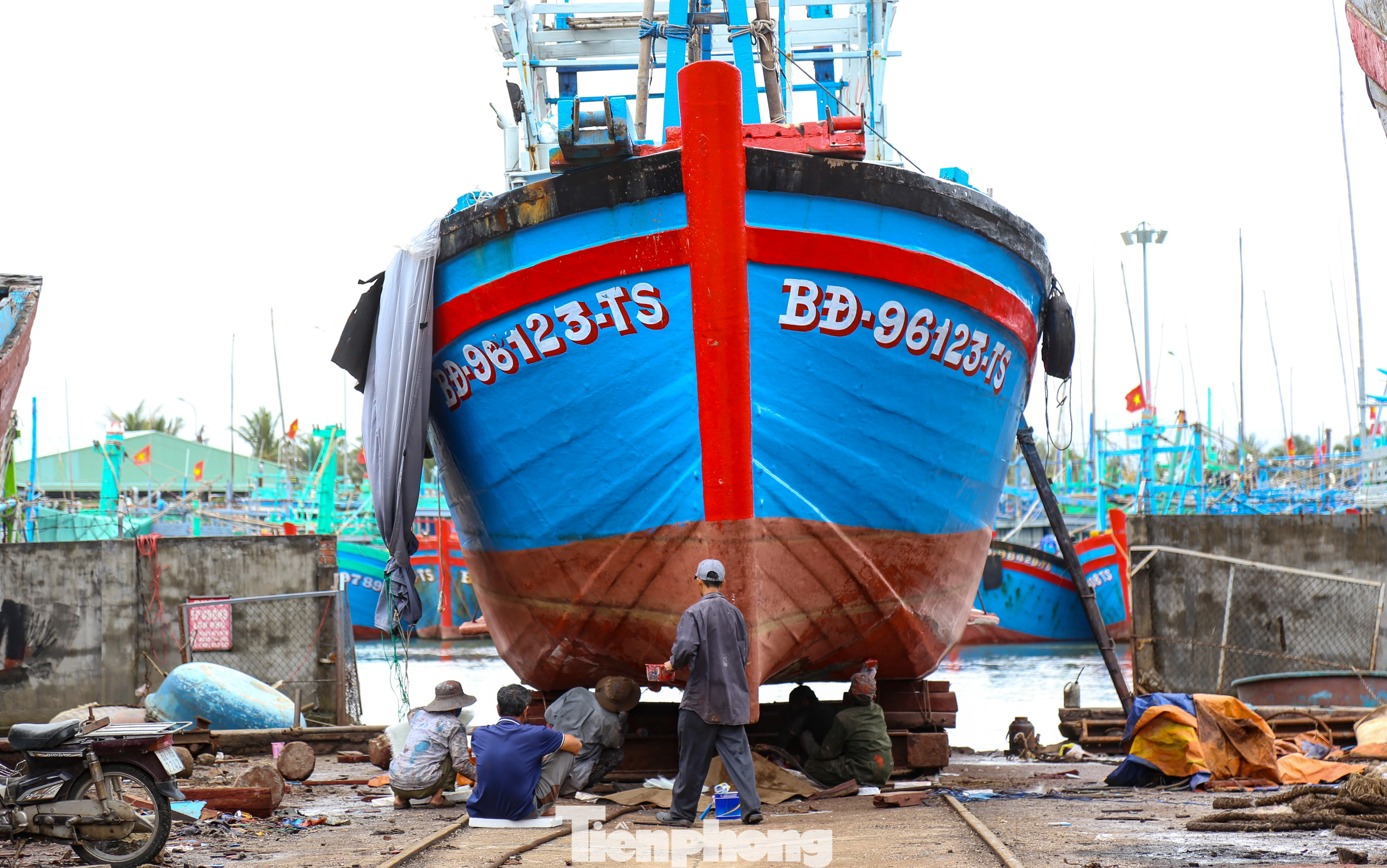 Ngư dân đầu tư lớn bảo dưỡng tàu cá, chuẩn bị vươn khơi bám ngư trường dài ngày