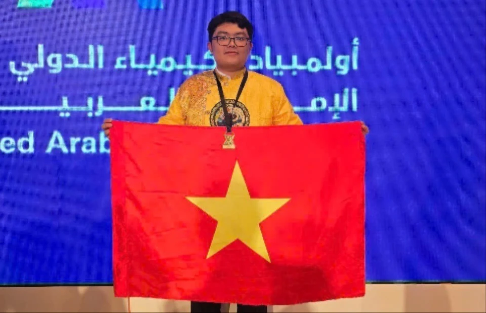 Giang Đức Dũng: Tài năng trẻ Việt Nam tỏa sáng với Huy chương Vàng Olympic Hóa học Quốc tế