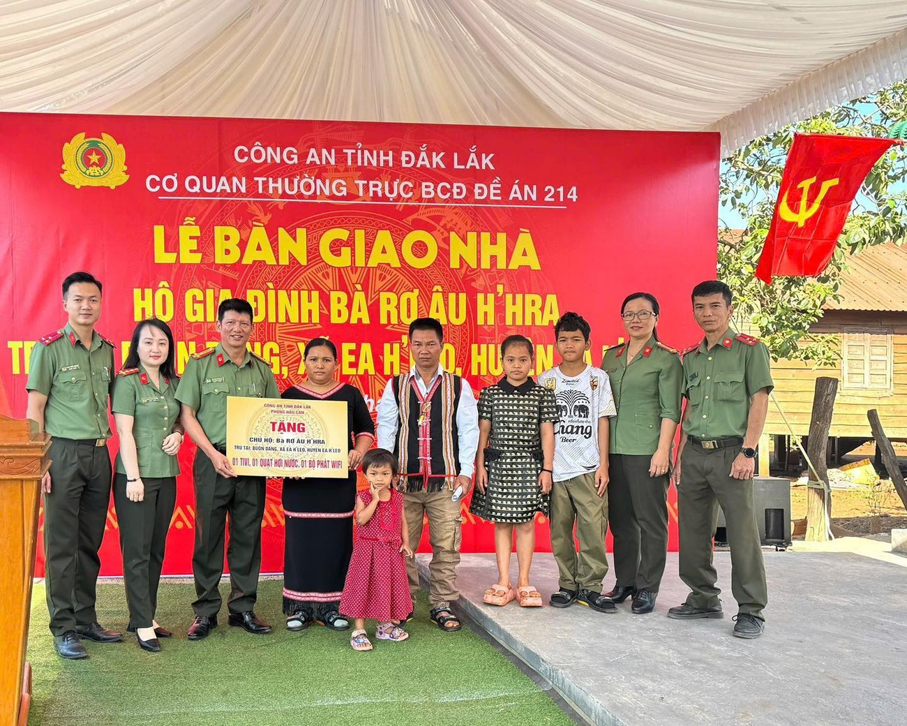 Công an tỉnh Đắk Lắk tổ chức lễ bàn giao nhà cho gia đình chị Rơ Âu H’Hra. Ảnh: Công an cung cấp tienphong-5444-2.jpg
