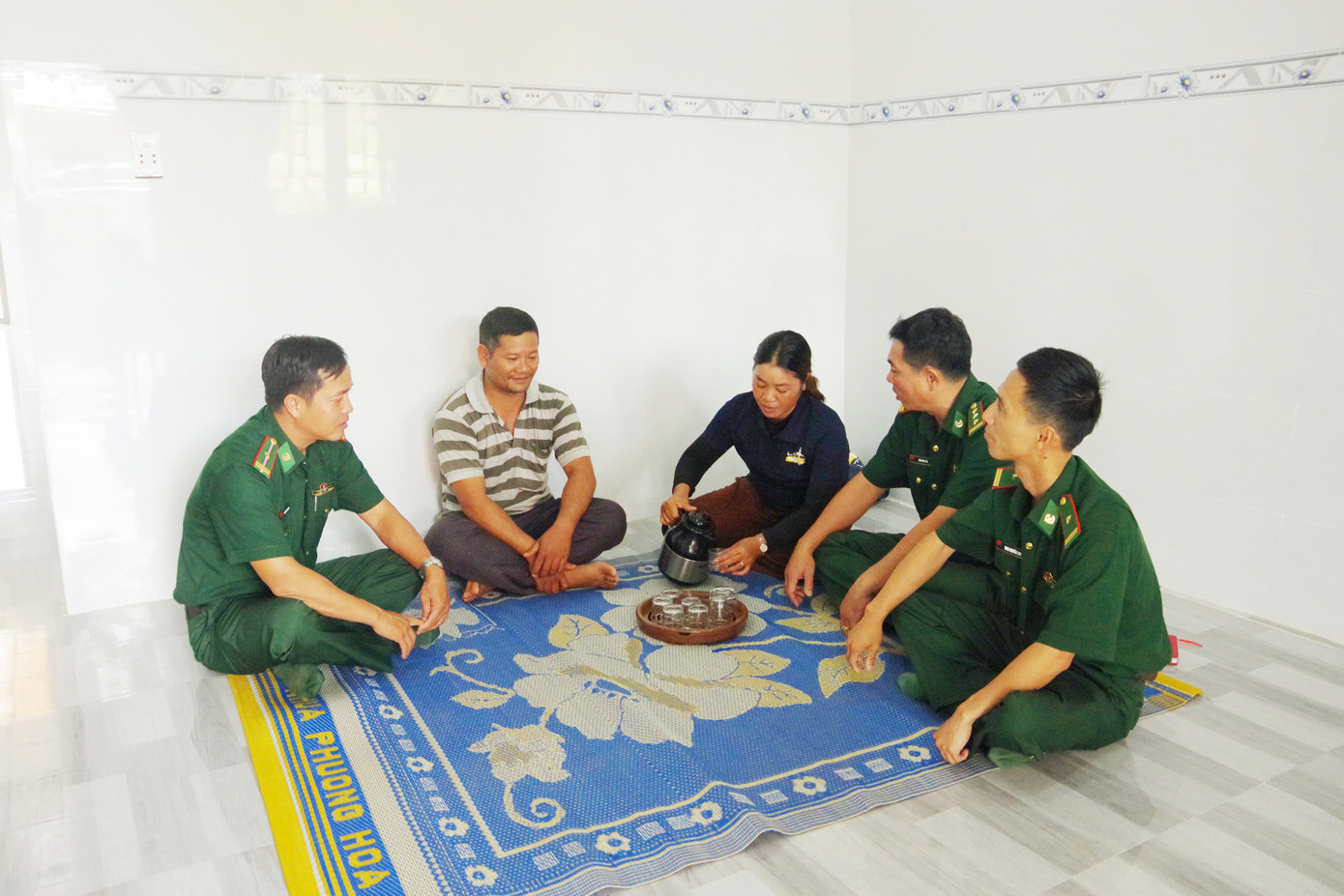 Người dân vui mừng khi có căn nhà mới khang trang. tienphong-4543.jpg